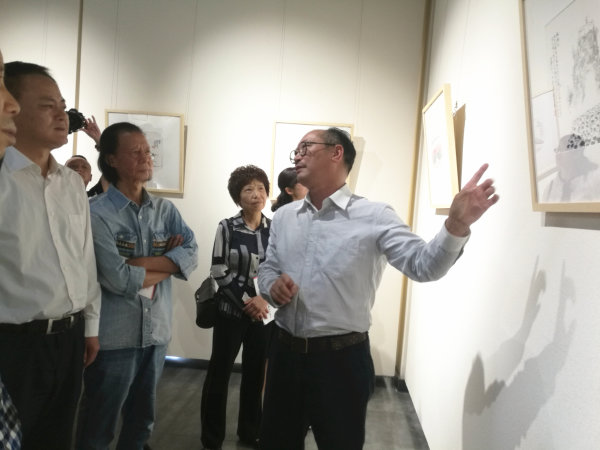 王宪荣（右一）向大家介绍自己的创作理念。.jpg