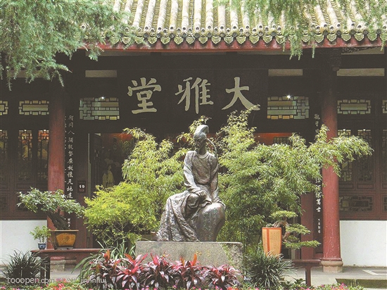 叶毓山作品《杜甫》现置于成都杜甫草堂—大雅堂外。.jpg