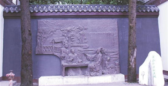 围绕三苏父子一家的雕像,丰富了纱縠行的文化内涵。.jpg 围绕三苏父子一家的雕像,丰富了纱縠行的文化内涵。.jpg