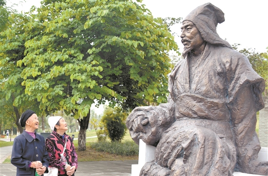 市民参观苏洵像,并拍照留念。.jpg 市民参观苏洵像,并拍照留念。.jpg