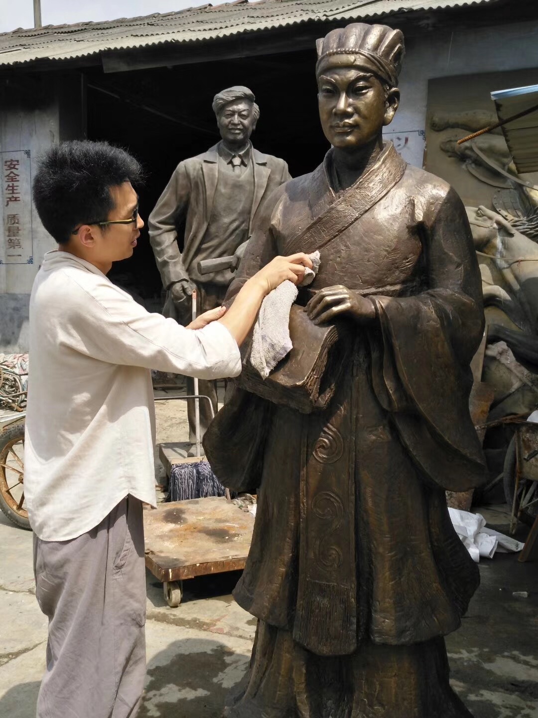 李长青为蔡伦塑像。.png