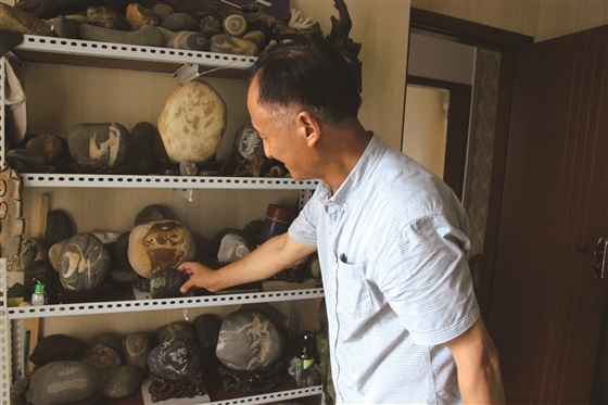 绕永康对藏品如数家珍。.jpg